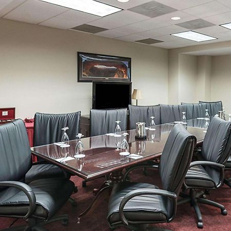 Clarion Hotel & Conference Center Шепърдстаун Екстериор снимка