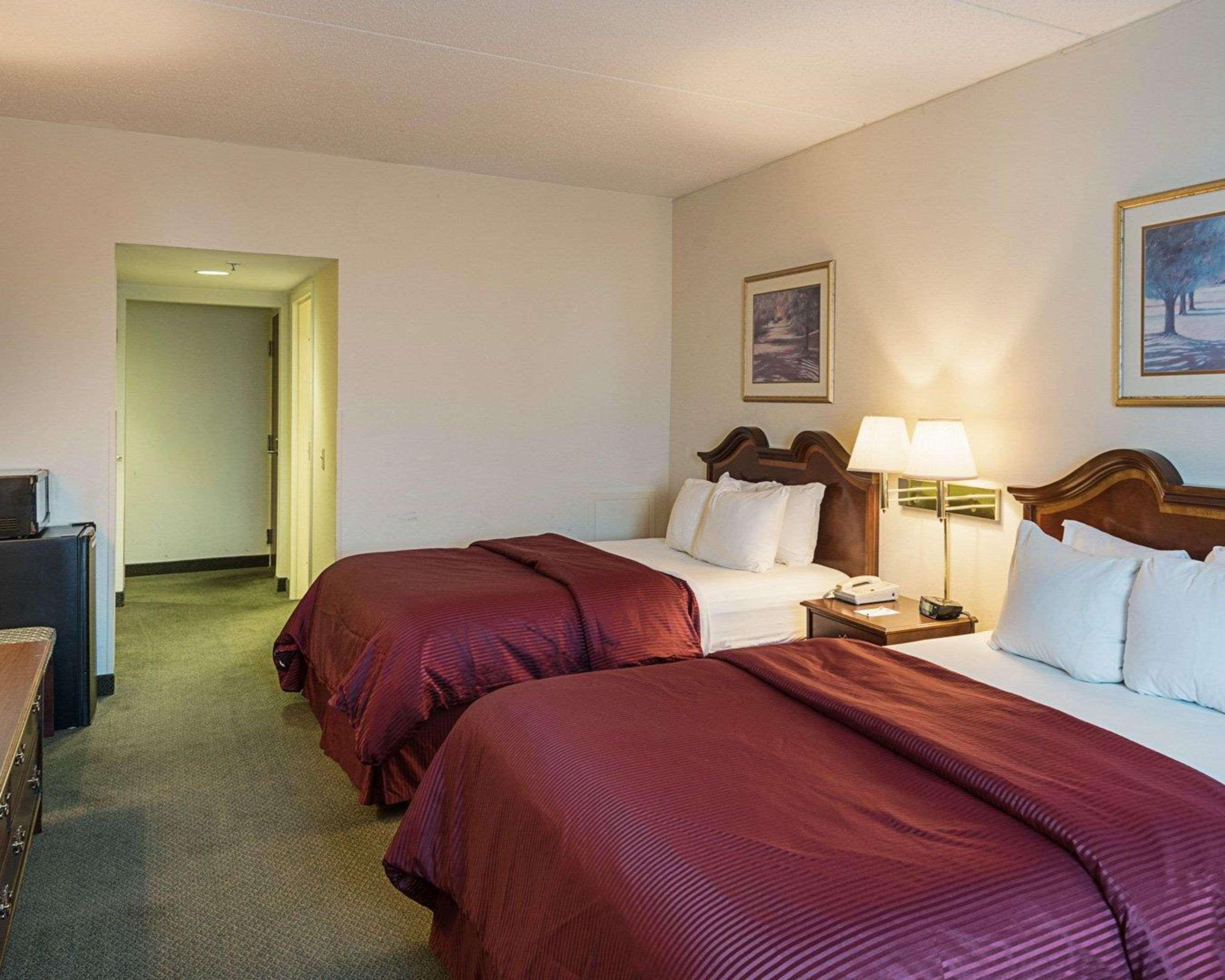 Clarion Hotel & Conference Center Шепърдстаун Екстериор снимка