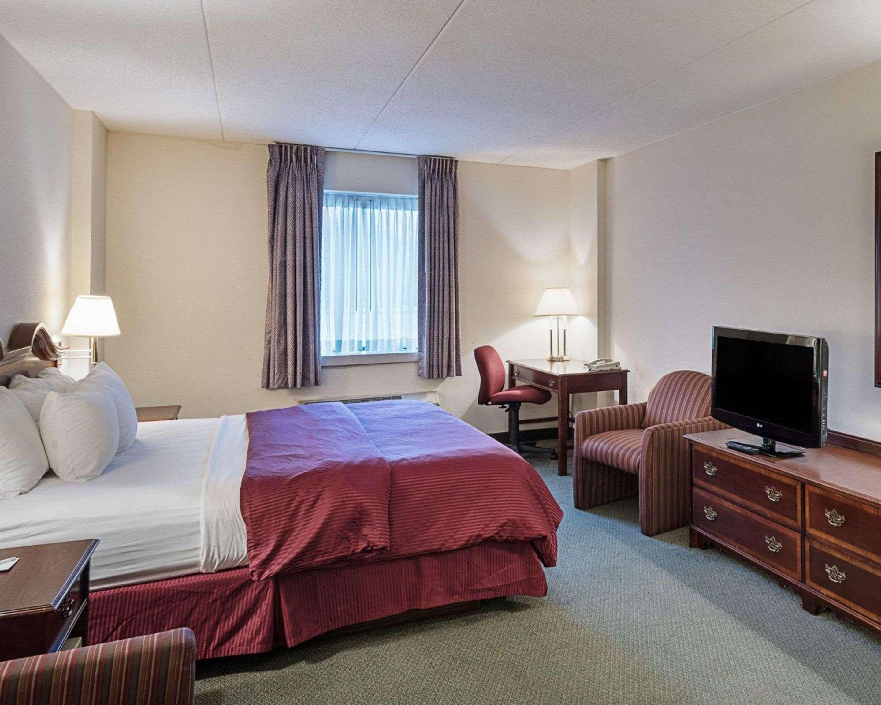 Clarion Hotel & Conference Center Шепърдстаун Екстериор снимка