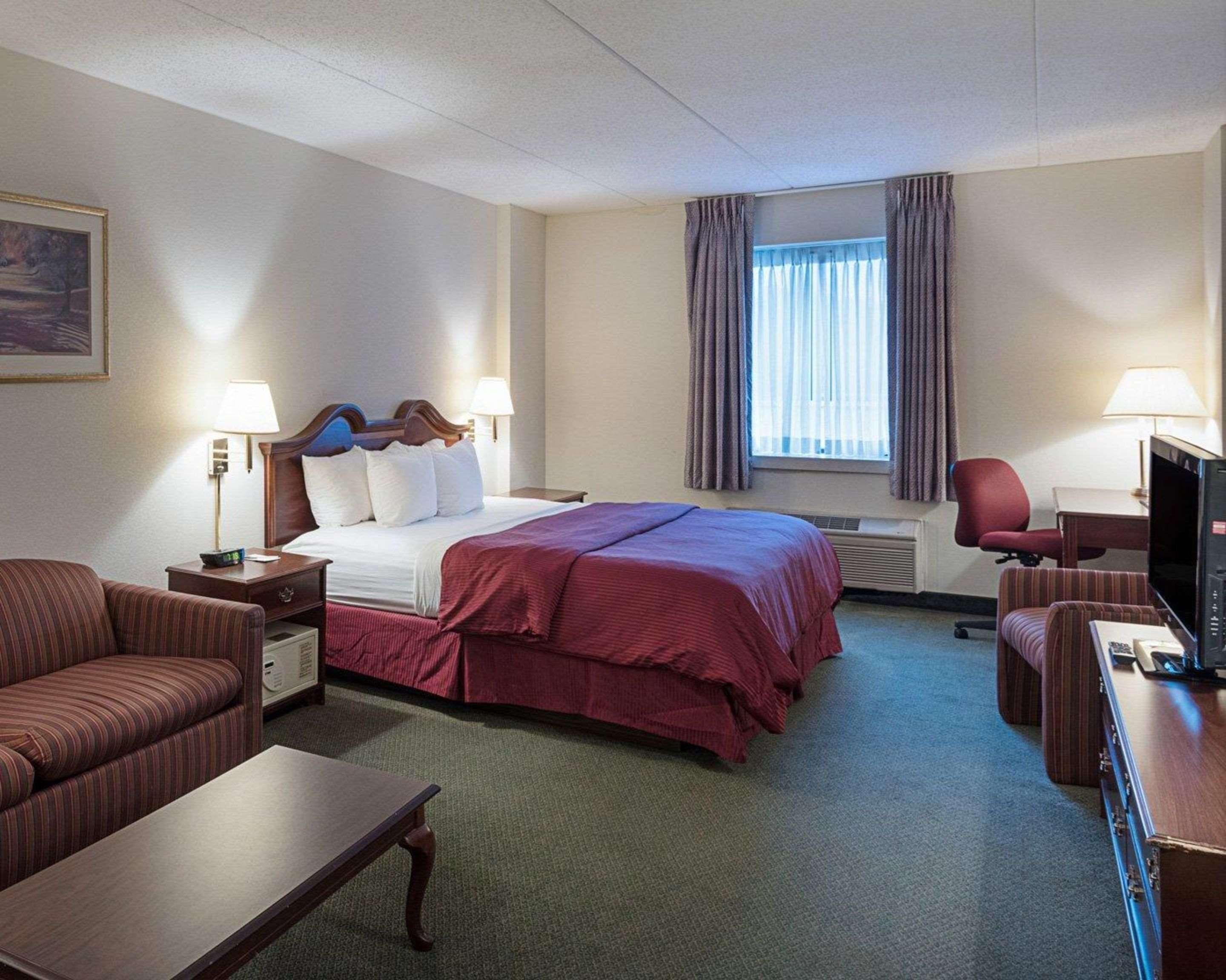 Clarion Hotel & Conference Center Шепърдстаун Екстериор снимка