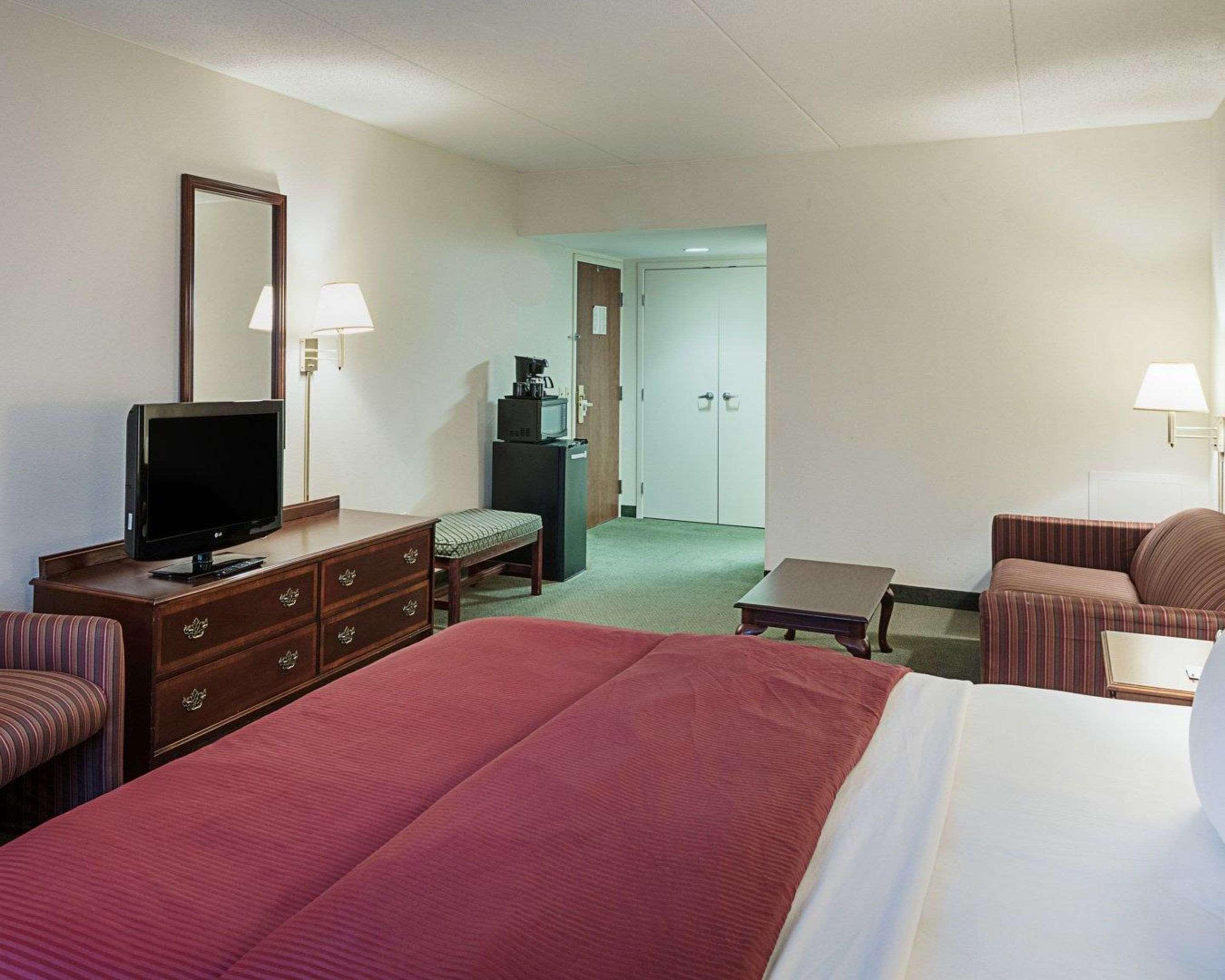 Clarion Hotel & Conference Center Шепърдстаун Екстериор снимка
