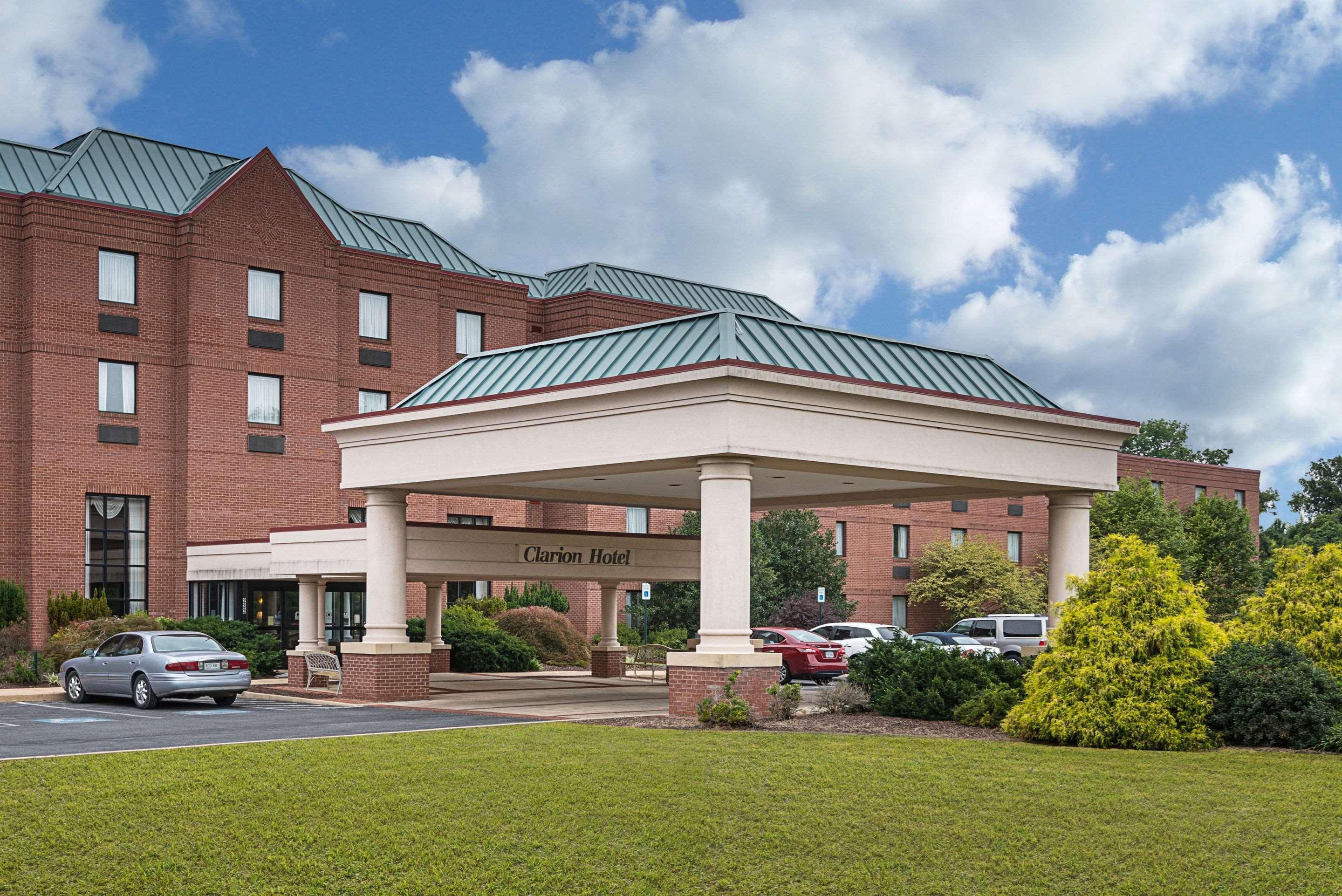 Clarion Hotel & Conference Center Шепърдстаун Екстериор снимка