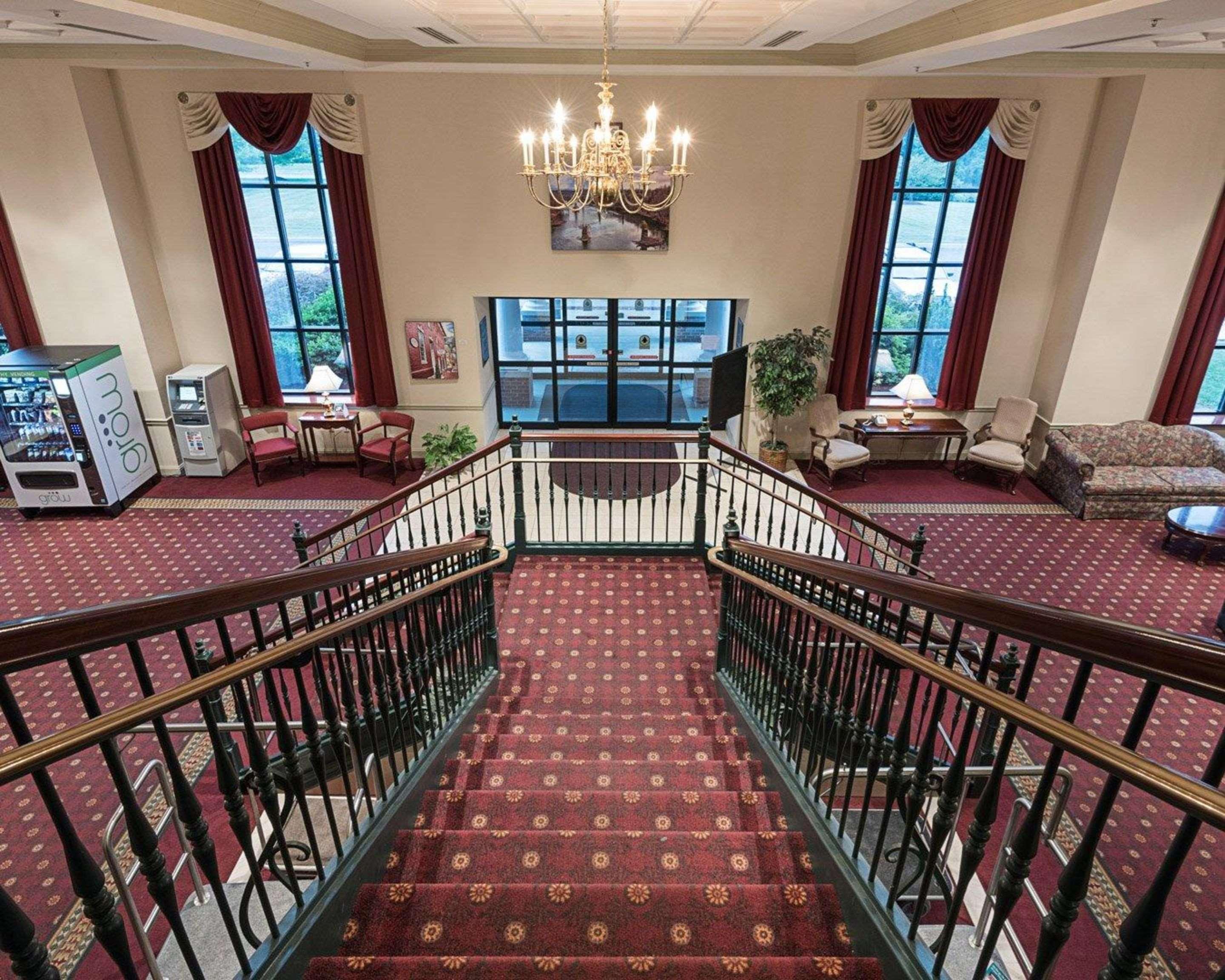 Clarion Hotel & Conference Center Шепърдстаун Екстериор снимка
