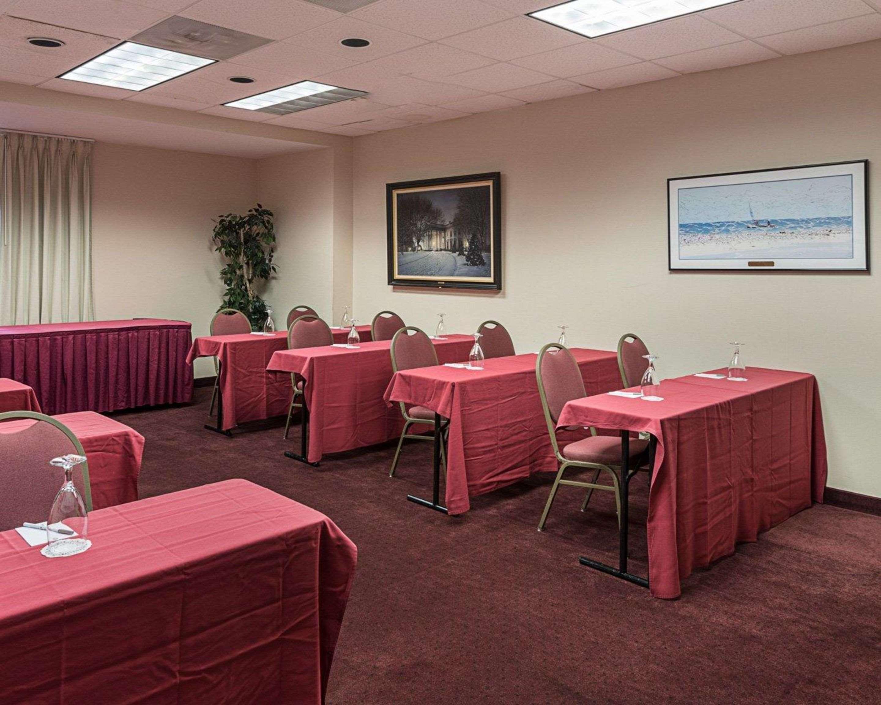 Clarion Hotel & Conference Center Шепърдстаун Екстериор снимка