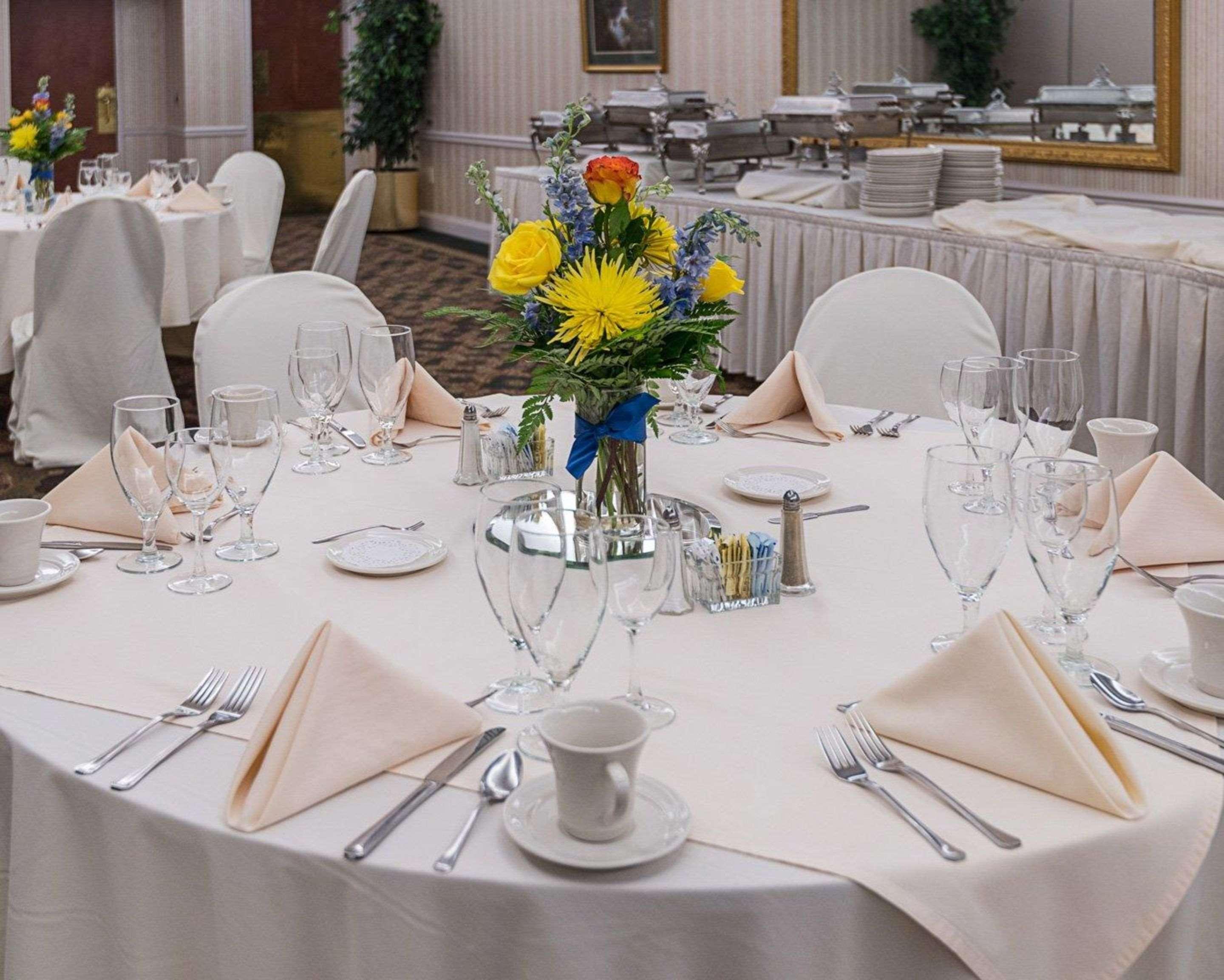 Clarion Hotel & Conference Center Шепърдстаун Екстериор снимка