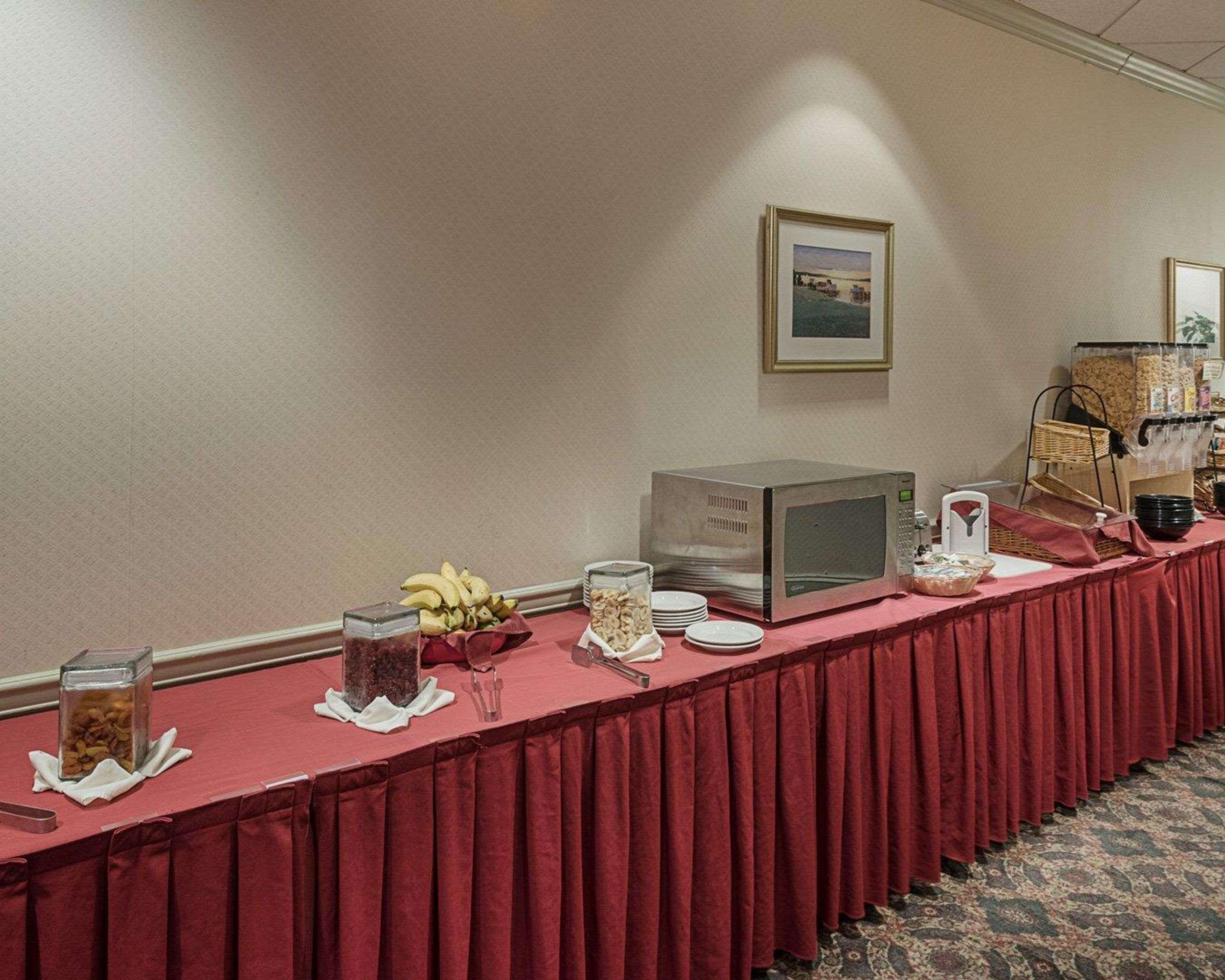 Clarion Hotel & Conference Center Шепърдстаун Екстериор снимка