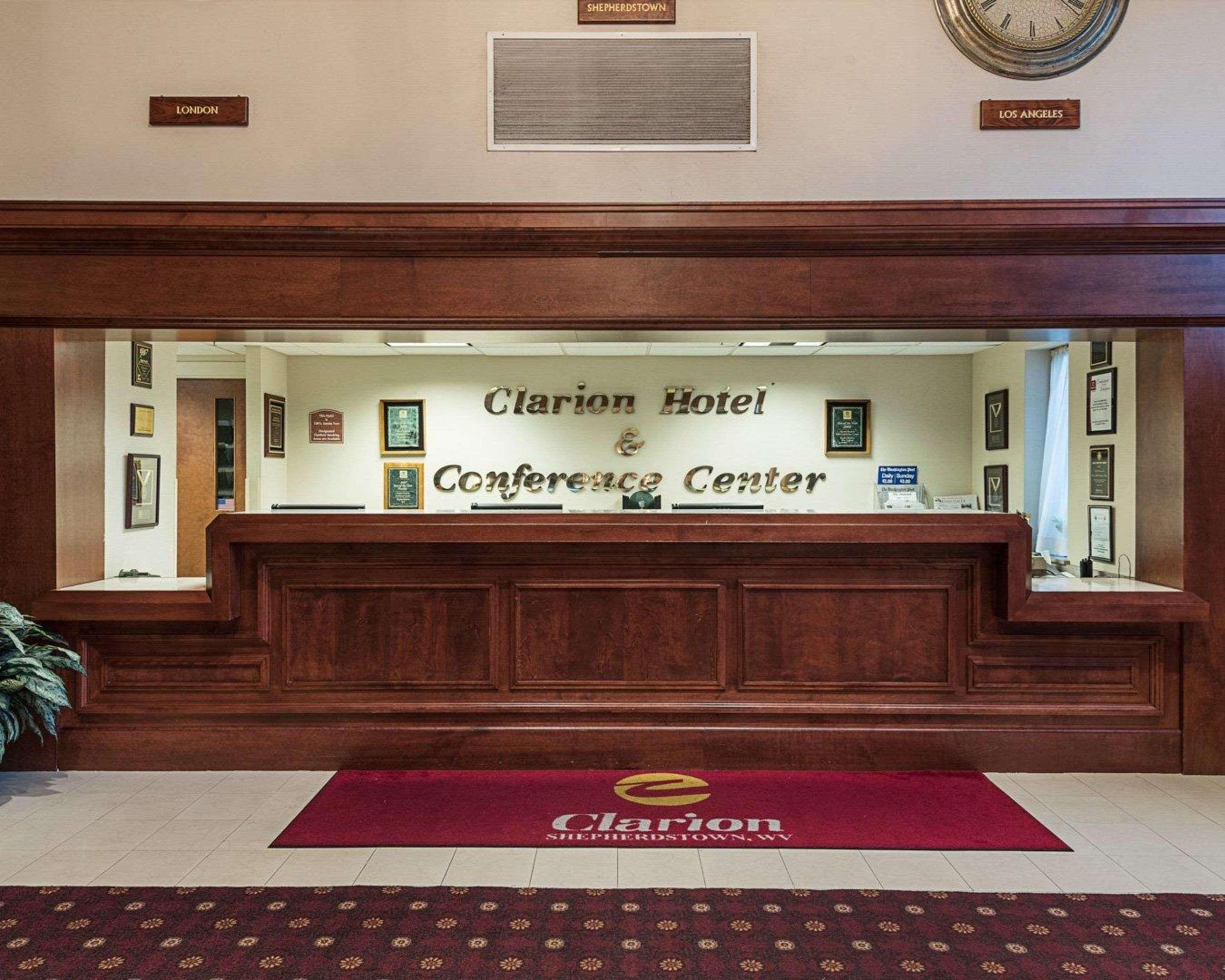 Clarion Hotel & Conference Center Шепърдстаун Екстериор снимка