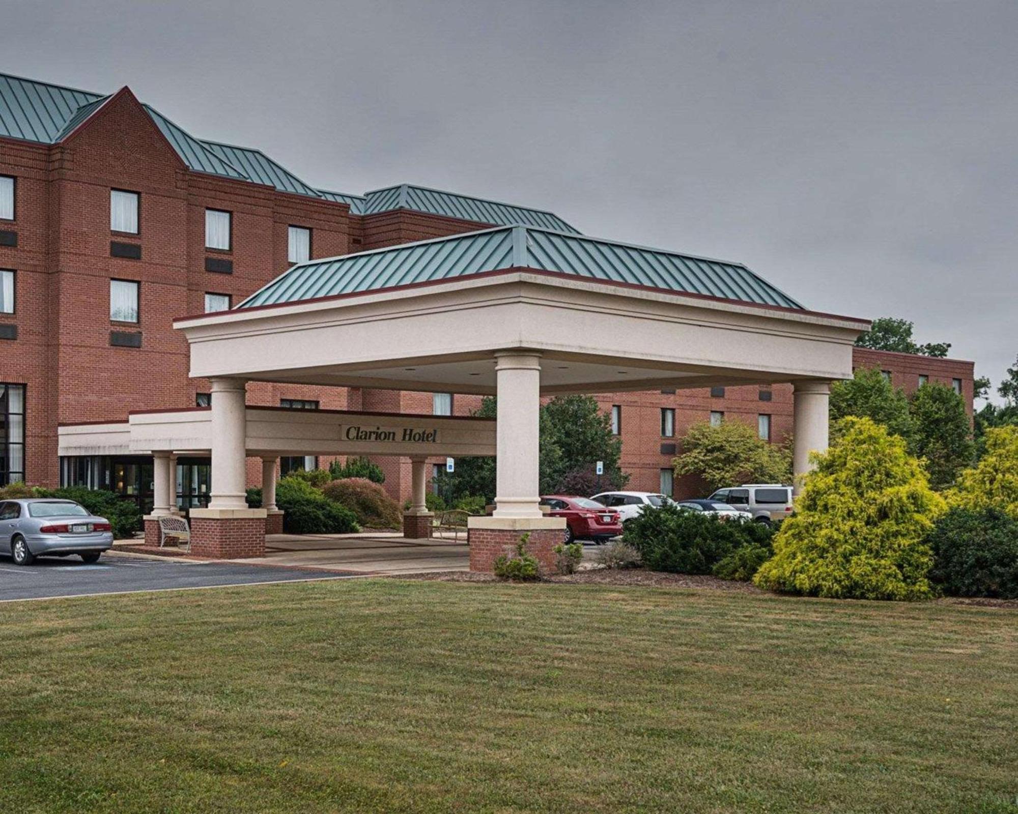 Clarion Hotel & Conference Center Шепърдстаун Екстериор снимка