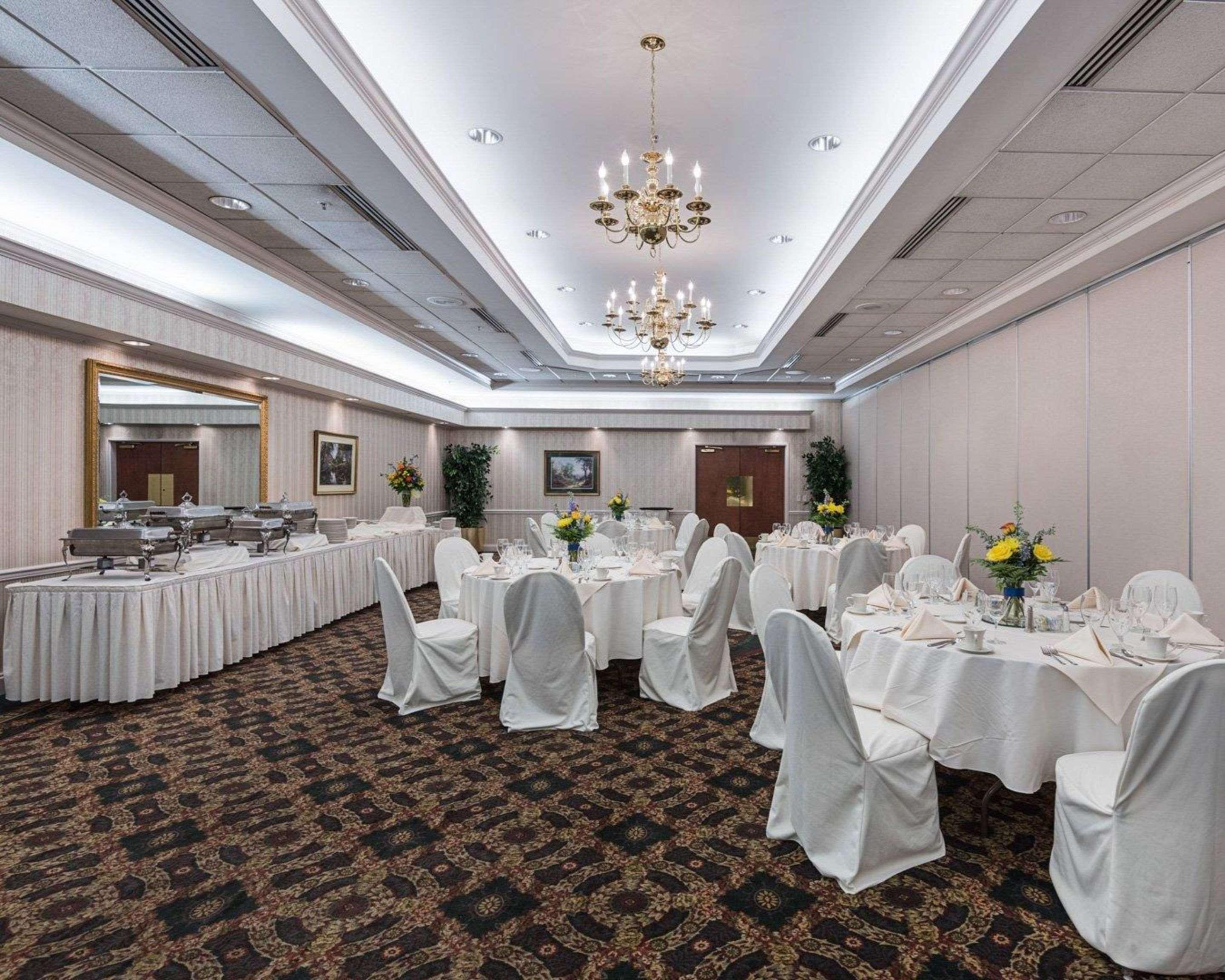 Clarion Hotel & Conference Center Шепърдстаун Екстериор снимка