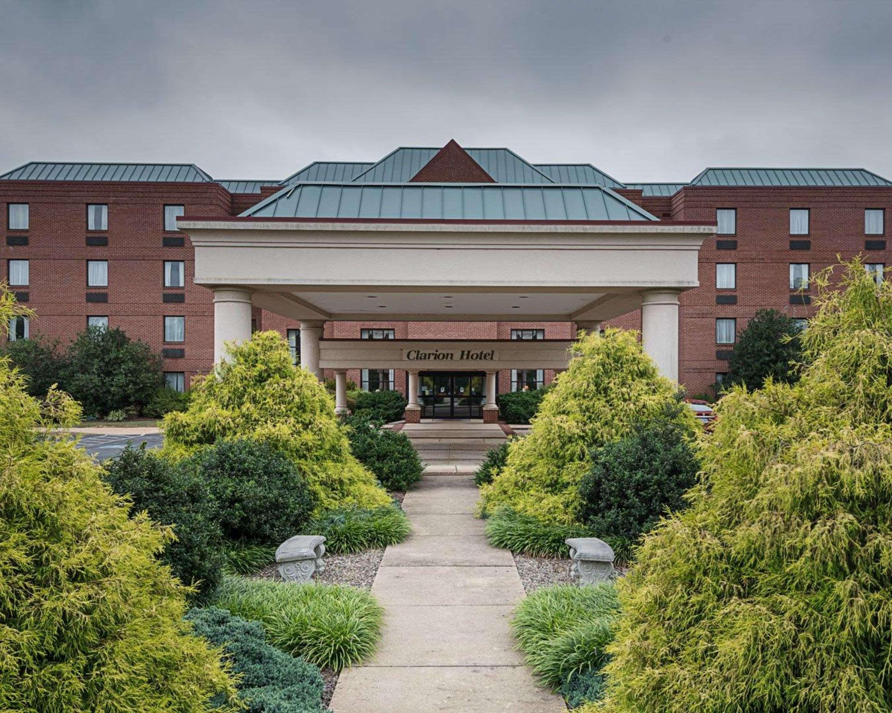 Clarion Hotel & Conference Center Шепърдстаун Екстериор снимка