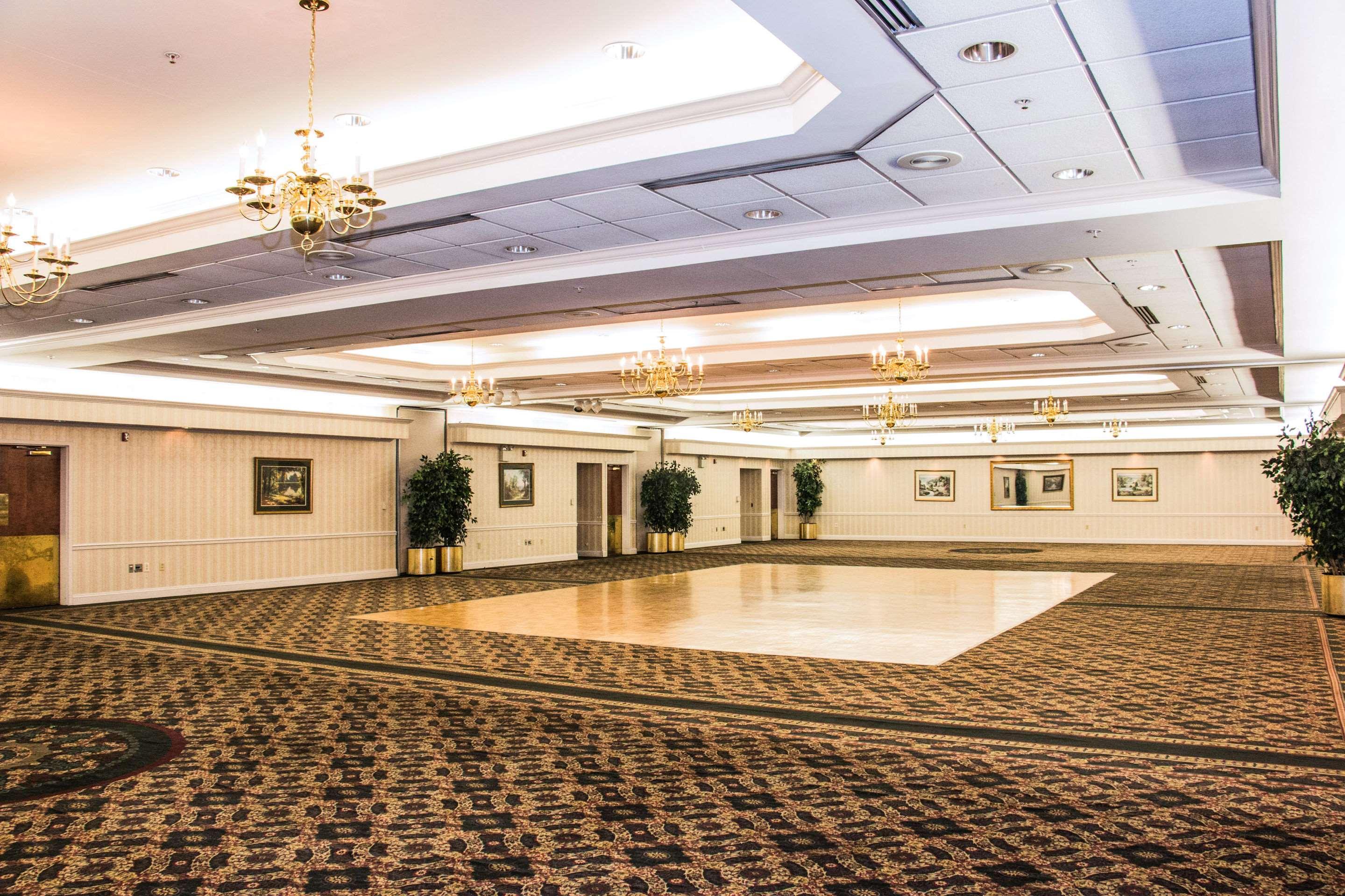 Clarion Hotel & Conference Center Шепърдстаун Екстериор снимка