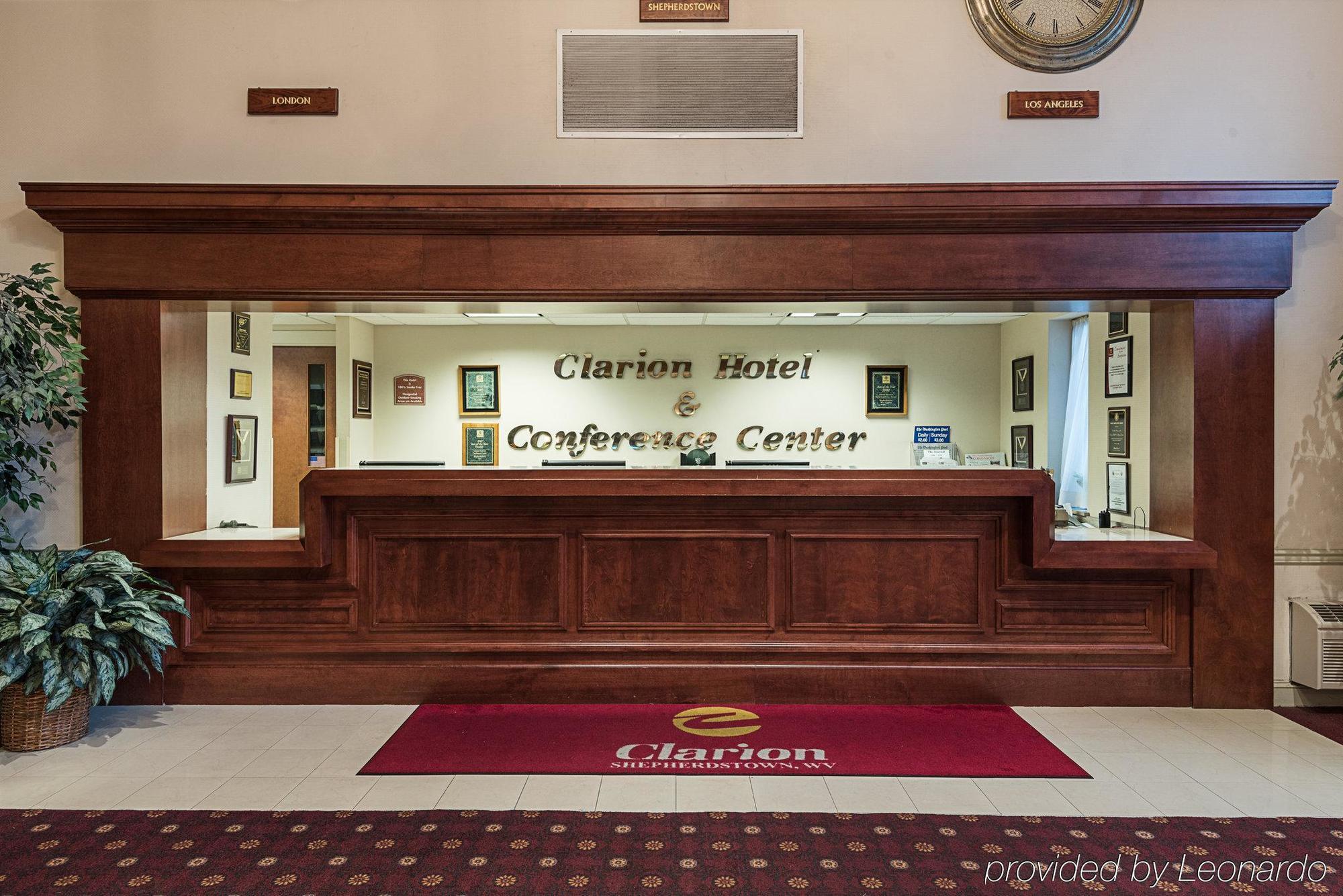 Clarion Hotel & Conference Center Шепърдстаун Екстериор снимка
