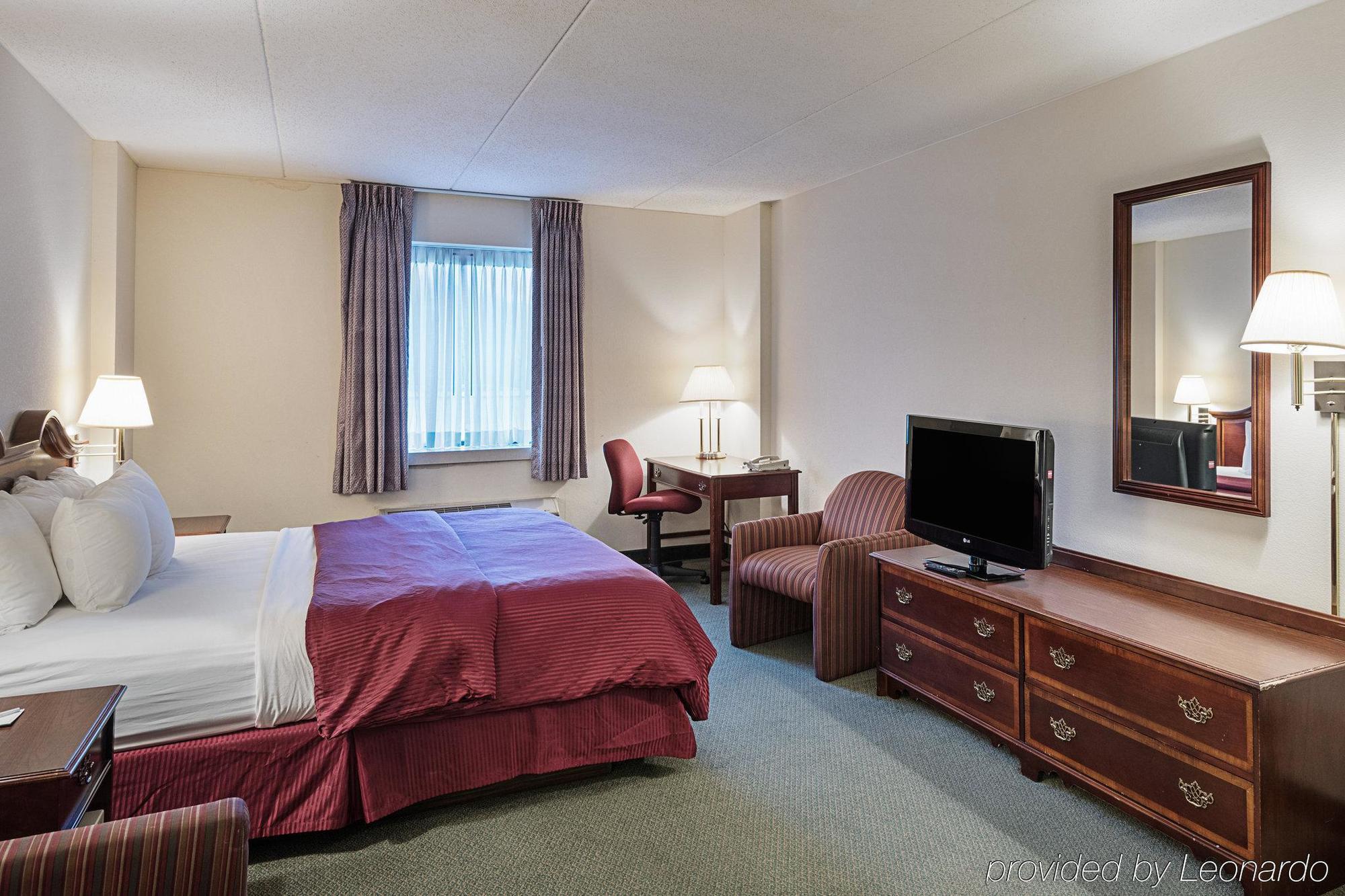 Clarion Hotel & Conference Center Шепърдстаун Екстериор снимка