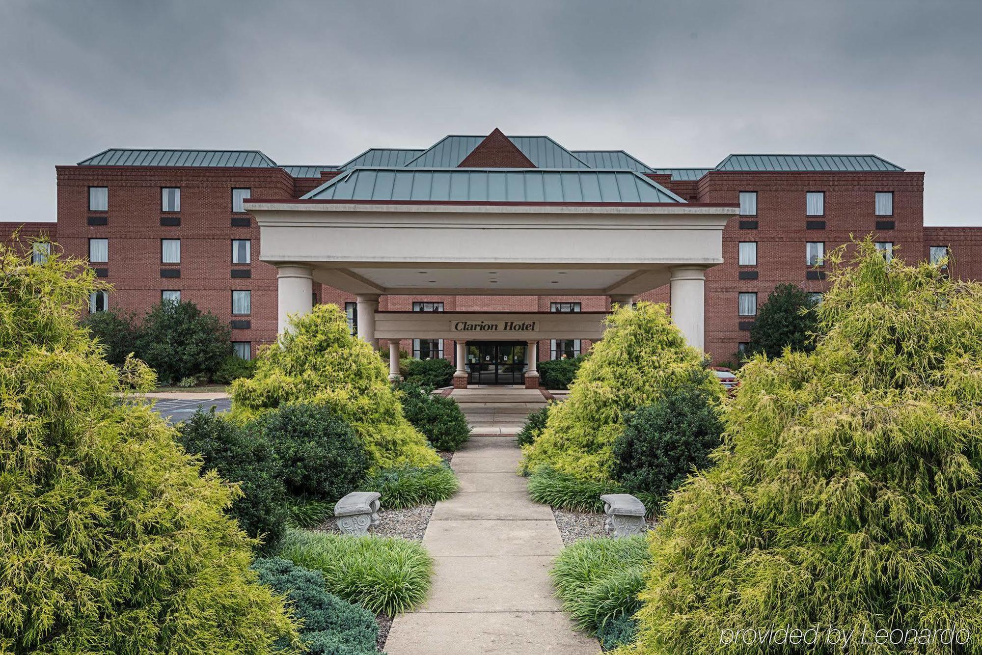 Clarion Hotel & Conference Center Шепърдстаун Екстериор снимка