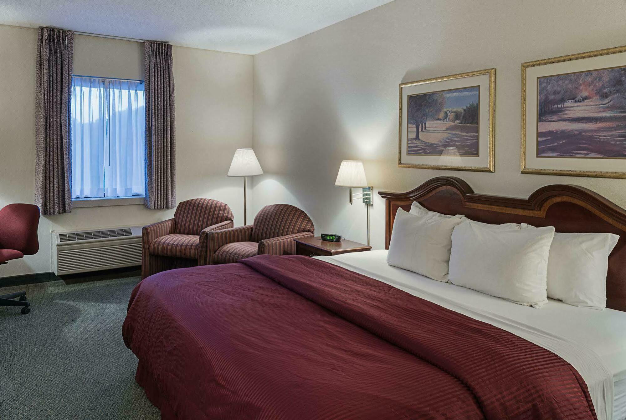Clarion Hotel & Conference Center Шепърдстаун Екстериор снимка