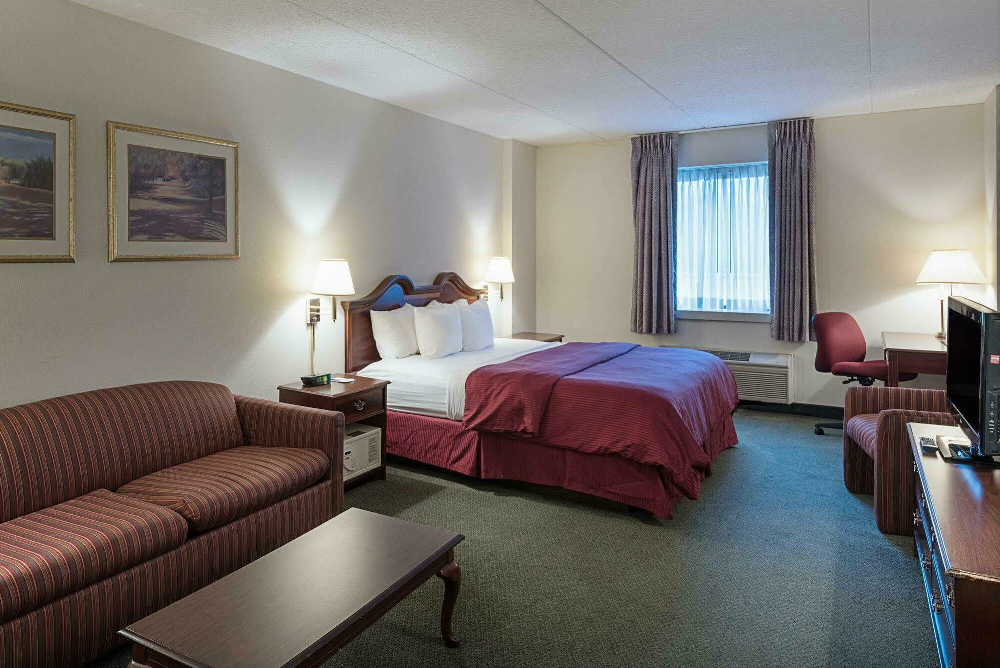 Clarion Hotel & Conference Center Шепърдстаун Екстериор снимка