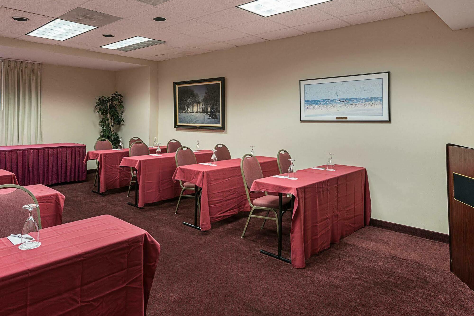 Clarion Hotel & Conference Center Шепърдстаун Екстериор снимка